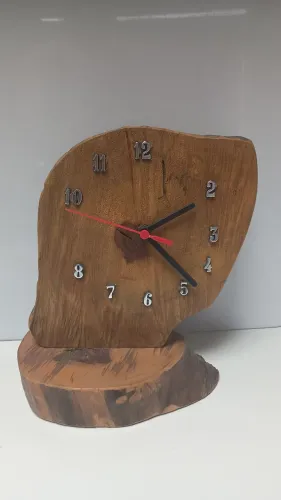 Relógio de mesa artesanal feito de uma tora de madeira - altura 27x 24 cm - Funcionando 