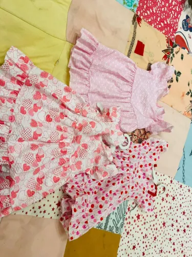 Vendo três vestidos de bebê se alguém tiver interesse chama no chat 