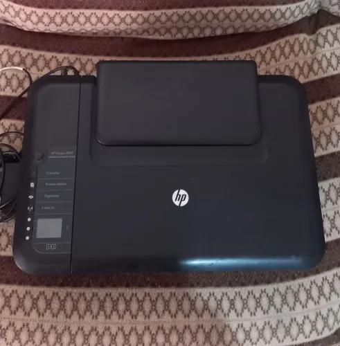 Impressora Multifuncional HP 2050 + Cabos (Cartucho Preto Seco)
