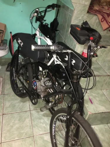 Duas motorizadas paradas prontas para o uso no dia a dia Ifood etc..