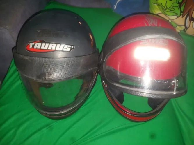 2 capacetes com defeitos