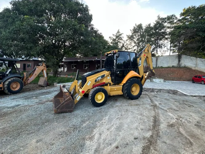 Retroescavadeira Caterpillar 416E 2015 4X4