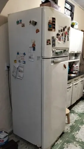 Vendo geladeira frost free com um pequeno defeito mas gelando muito