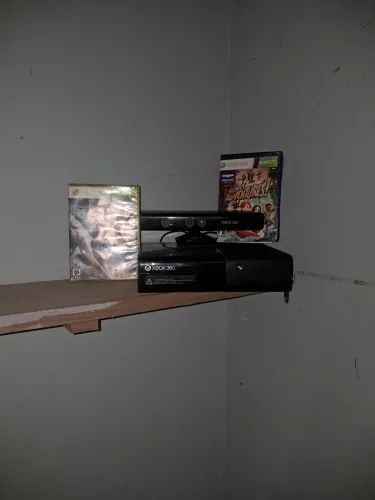 XBOX 360 + 2 CONTROLES + 2 JOGOS + KINECT SOU DE BELFORD ROXO PARA SAIR HOJE