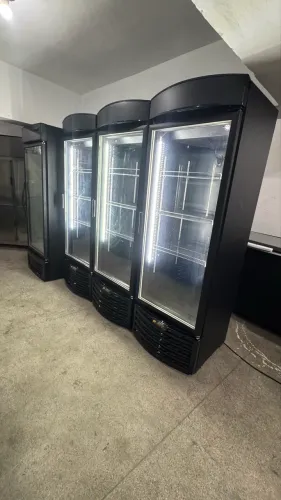 Geladeira expositora 450 litros all black
