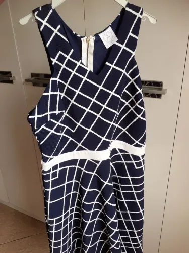 Vestido Azul marinho e branco.
