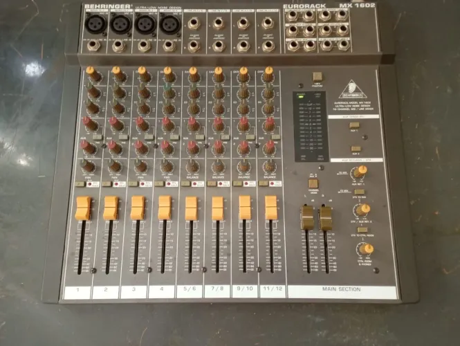Mesa de Som Behringer MX1602