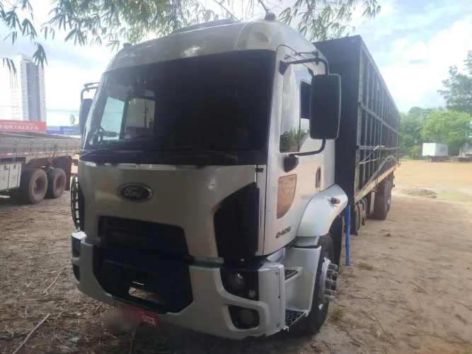 Vendo Ford cargo 2428.