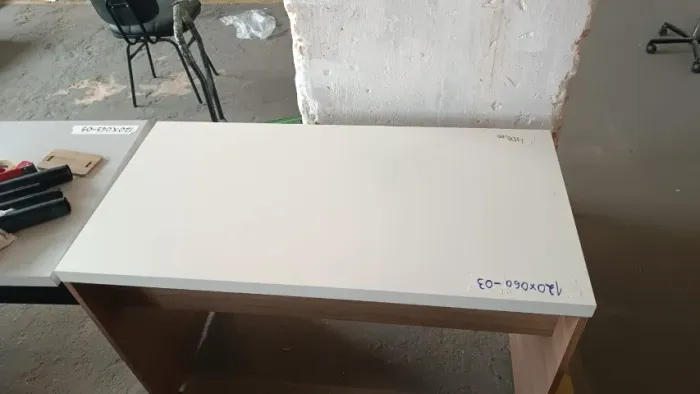 Mesa De Escritorio Pe Painel 120x60 Branca Base Amadeirada Mesa 03