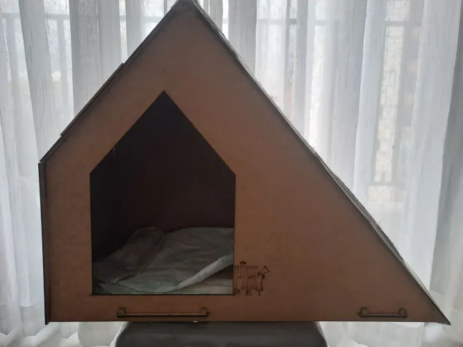 Pet: 2 (duas) Casinhas de gatos com arranhadores