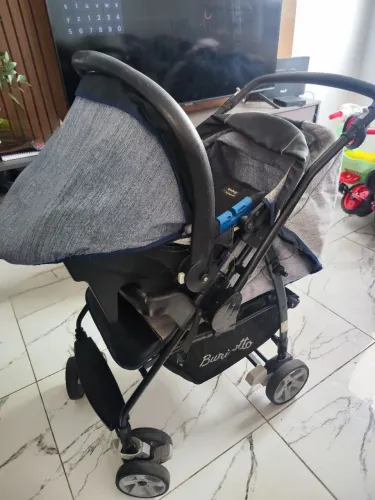 Carrinho Burigotto Touring X com bebê conforto incluso