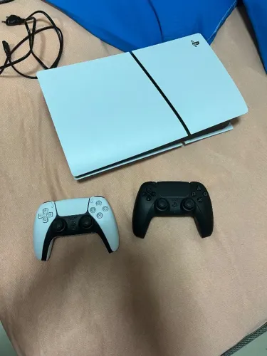 PS5 mídia física 1TB, 2 controles originais, FIFA 25, usado há 1 mês e meio. Está