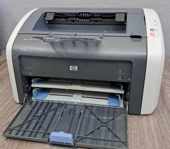 IMPRESSORA HP LASEJET 1015, COM TONER E EM EXCELENTE ESTADO. R$450,000
