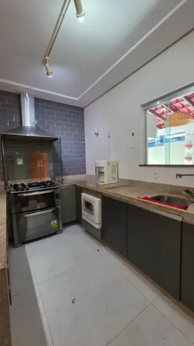 PONTA NEGRA. COND. JARDIM EUROPA, CASA TERREA COM 4 QUARTOS SENDO 2 SUITES, PISCINA E 4 VA