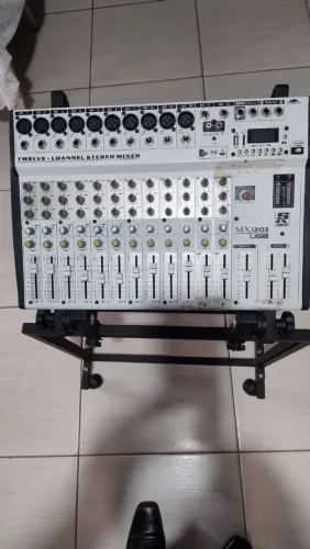 Staner MX1203 USB, uma mesa de som analógica de 12 canais.
