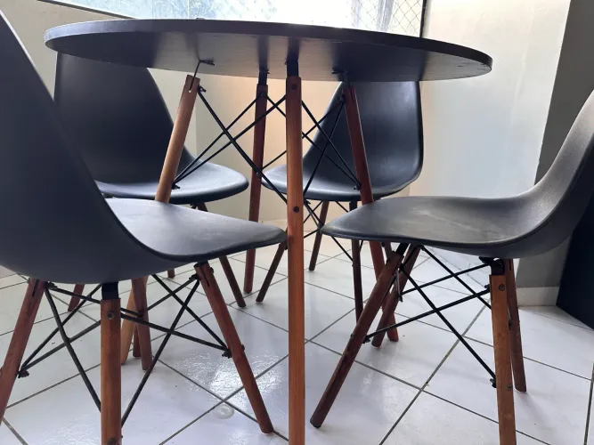 Mesa de jantar Eames 90cm c/4 cadeiras