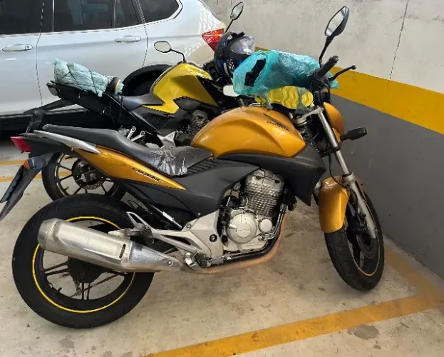 **Honda CB 300R 2011 | 120 mil km | R$ 9.000 | Pneus bons | Doc. OK**