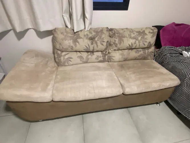 Sofá de dois lugares usado