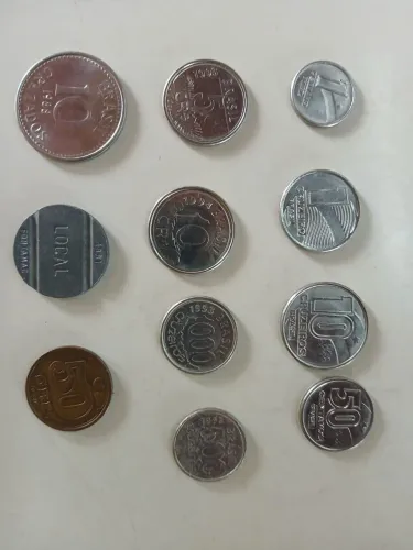 Moedas, vales, notas e fichas antigas