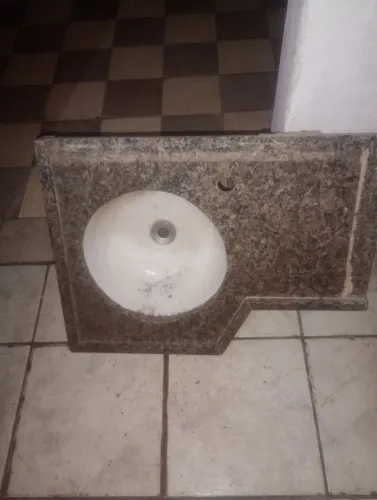 Bancada de granito com cuba, nova, sem trincas, pronta para instalar. Ótimo estado