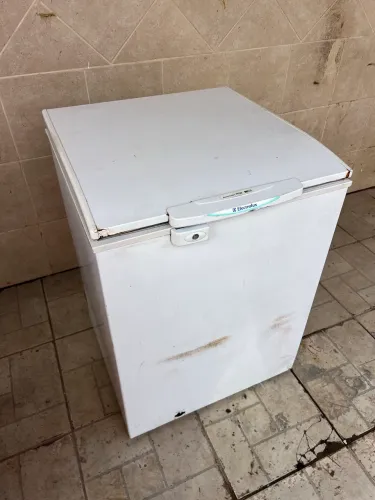 Vendo Freezer pra quem tem interesse em arrumar!