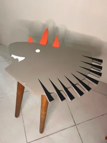 Mesa Infantil de Dinossauro em Madeira | Design Exclusivo