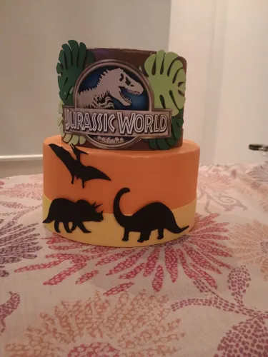 Bolo fake dinossauro, usado somente uma vez