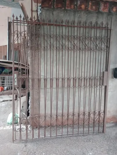 Portão aberto ferro maciço.