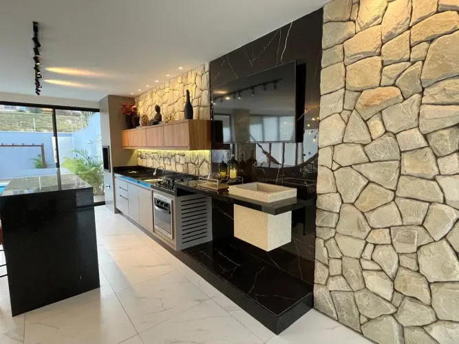 Casa de Alto Padrão Totalmente Reformada em Capim Macio