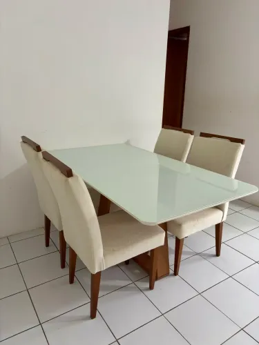 Mesa de jantar com tampo de vidro + 4 cadeiras estofadas - Excelente estado