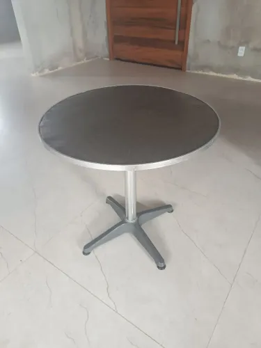 Mesa inox em perfeito estado, ideal para varanda