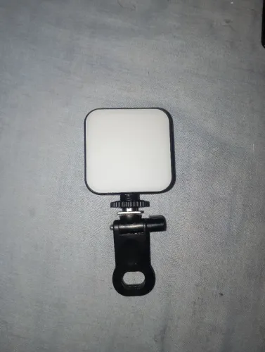 Comprei essa luz LED tem uns 2 meses. Porém não as utilizo mais e não tenho a caixa.