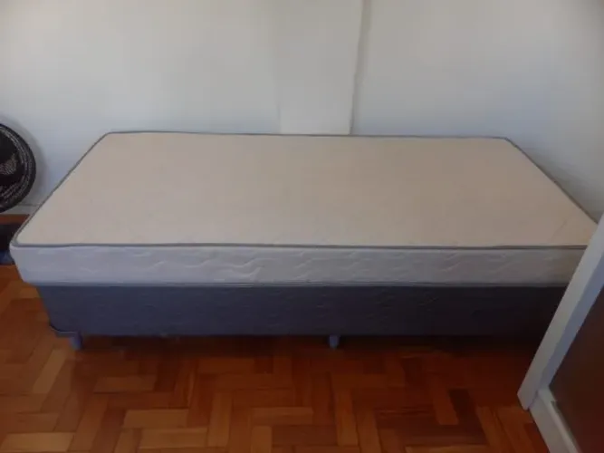 Cama + box: 95cm de largura e 2m de comprimento