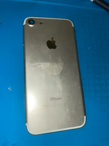 Traseira de iPhone 7 metálica beje conservação boa 