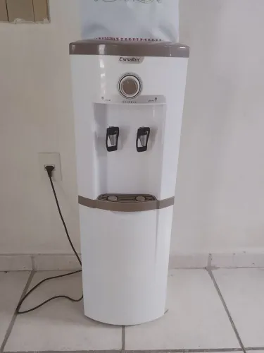Gela água em ótimo estado apenas 1 ano se uso pega perfeitamente ótimo estado