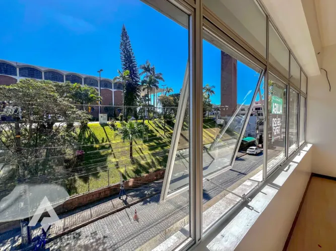 Sala comercial de 37m² para locação por R$ 1.600,00 Bairro Centro - Blumenau/SC