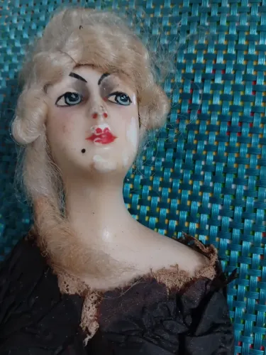 Boneca francesa para restauração