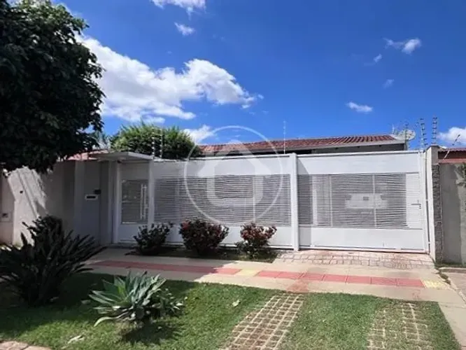 CASA COM 4 DORMITÓRIOS SENDO UMA SUÍTE