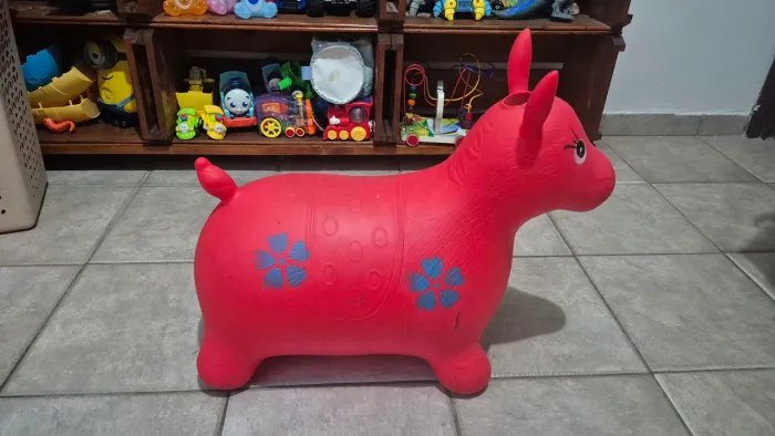 Cavalinho inflável de borracha, com som.