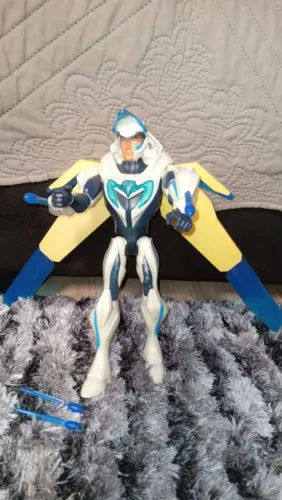 Boneco Max Steel c/armadura de asas
