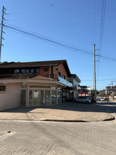 Sala comercial de esquina com 100m2, na Rua Seis de Janeiro, Paranaguamirim.