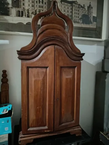 Vende e compra todos os tipos de móveis e louças 