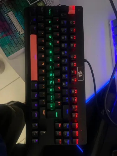 Teclado Mecânico Redragon Dark Avenger Preto Iluminação Rainbow Switch RED 