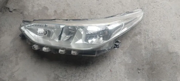 Vendo um farol Toyota Yara lado esquerdo