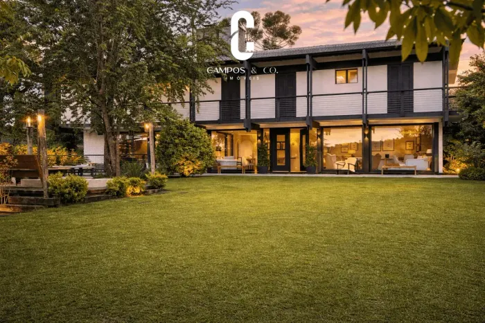 Casa de Luxo com Vista Deslumbrante em Campos do Jordão!
