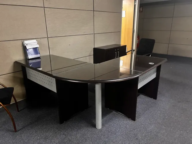 Mesa Executiva com Tampo de Vidro - Excelente Estado