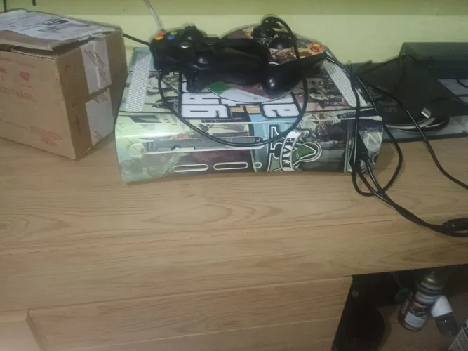 Vendo Xbox 360 Fat funcionando perfeitamente, com desbloqueio LT e skin do GTA V.