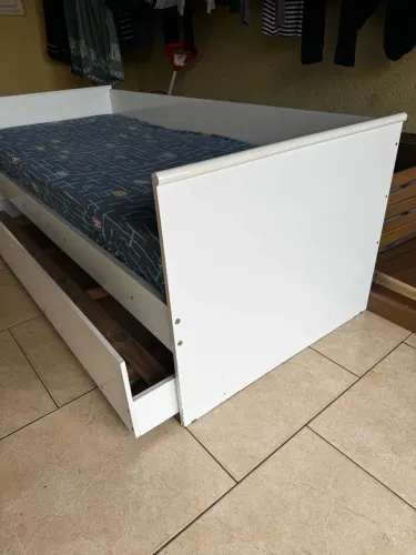 Cama de solteiro com proteção