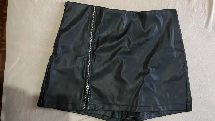 short saia de couro sintético