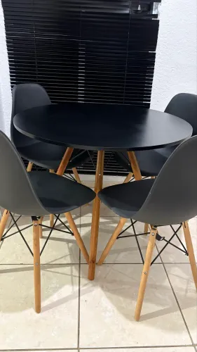 Mesa eiffel com 4 cadeiras